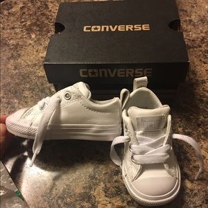 Infant SIZE 4. Converse no tie all white