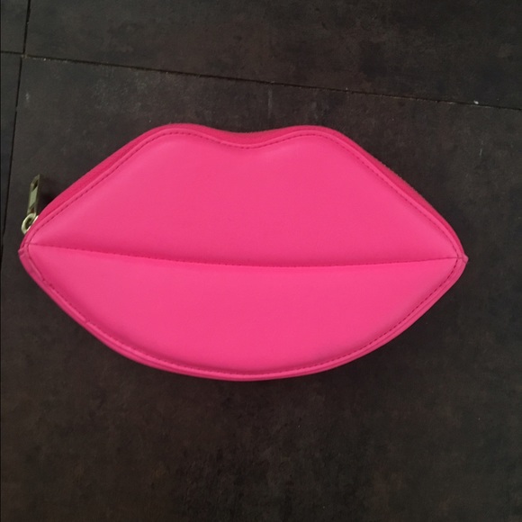 LIP SHAPE HOT PINK WALLET
