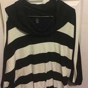 Black & white 3/4 length sleeve, light weight