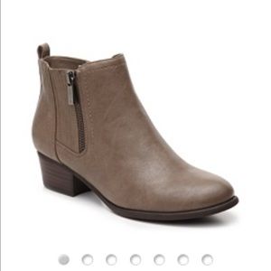 Unisa bootie size 10