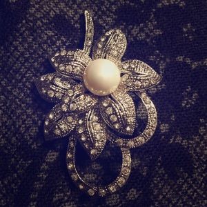 New fashion silver-tone pearl flower brooch