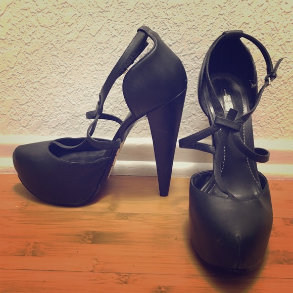 REPORT SIGNATURE black pumps.
