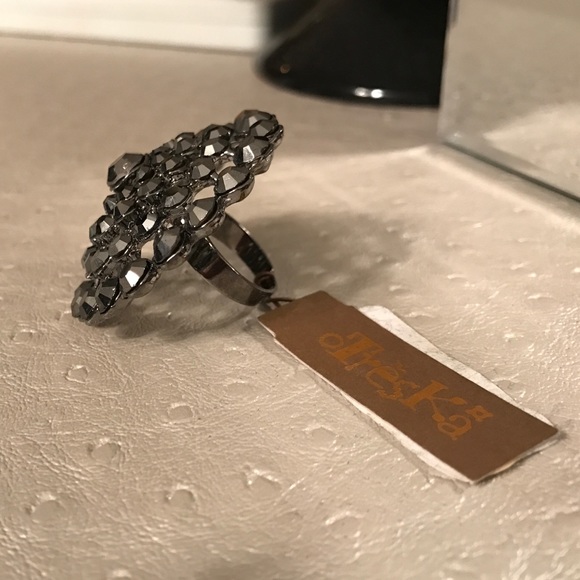 Ring - Picture 2 of 4