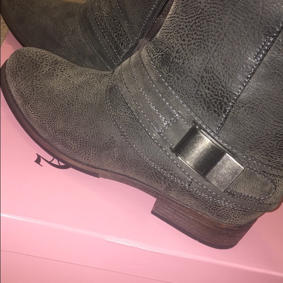 Grey boots - Picture 2 of 2