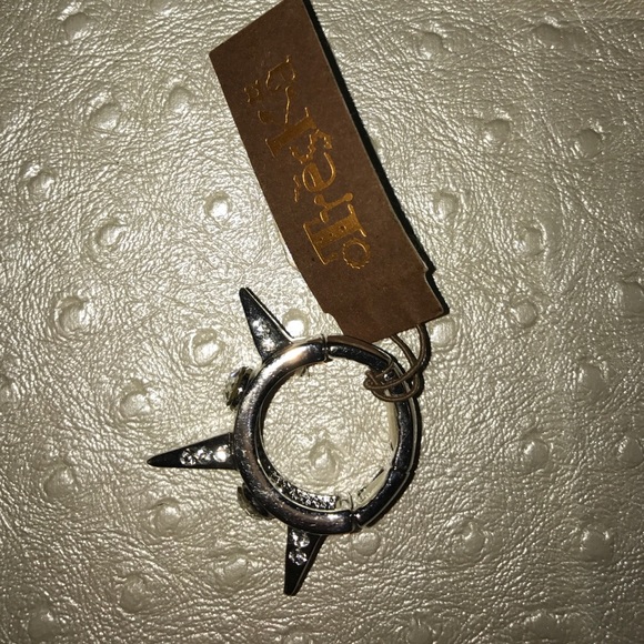 Ring - Picture 2 of 4