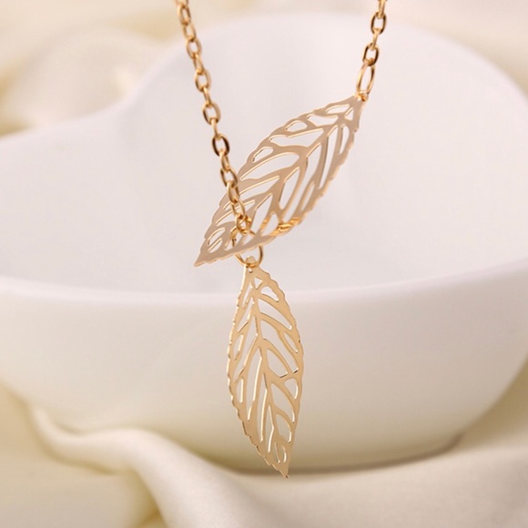 🍂 Boho Filigree Leaf Gold Lariat Necklace - Picture 2 of 4