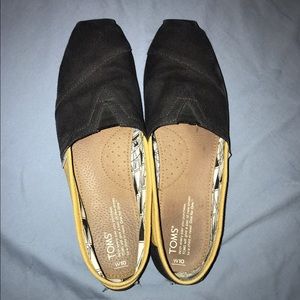 Black and gold Toms