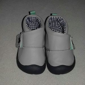 Carter's crawlers shoes