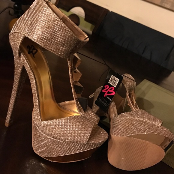 Stilettos 👠  6' gold