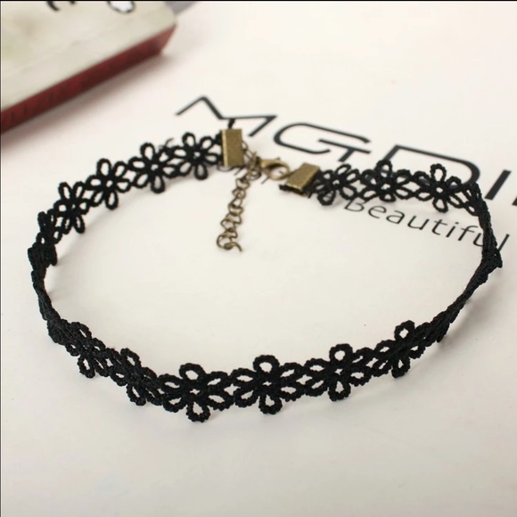 Lace Daisy Choker - Picture 1 of 3