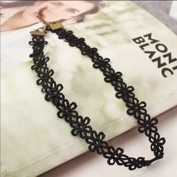 Lace Daisy Choker - Picture 2 of 3