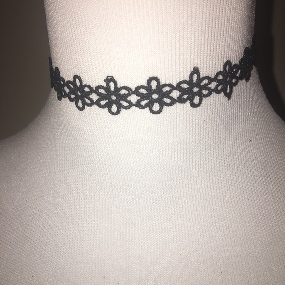 Lace Daisy Choker - Picture 3 of 3