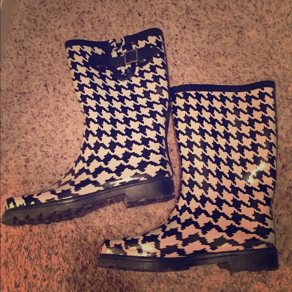 Houndstooth rain boots