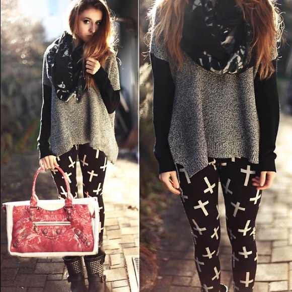 Cross Print Leggings - Picture 3 of 4