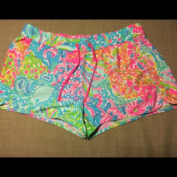 Lilly Pulitzer Pants - EUC Lovers Coral Runaround Shorts