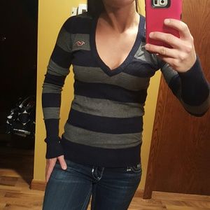 Navy blue and gray Hollister sweater! Great shirt!