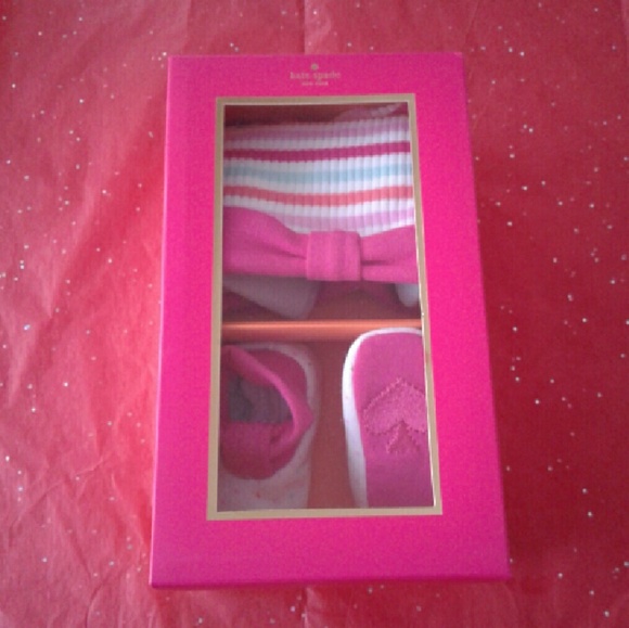 ♠New Kate Spade Stripes Cap & Booties Set Baby - Picture 2 of 3