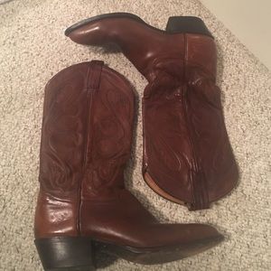 Gorgeous vintage brown tony lama cowboy boots.