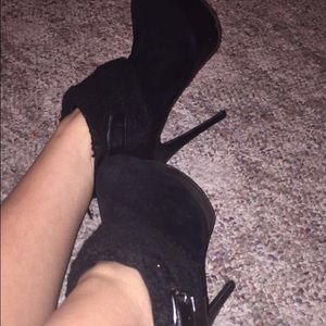 Shoedazzle black booties