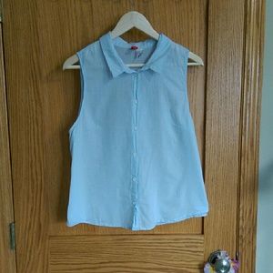 Sleeveless turn down collar top