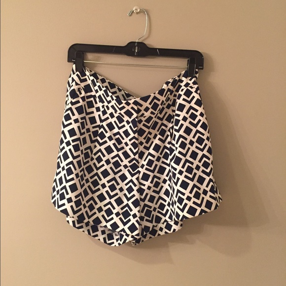 Geometric Ann Taylor Short