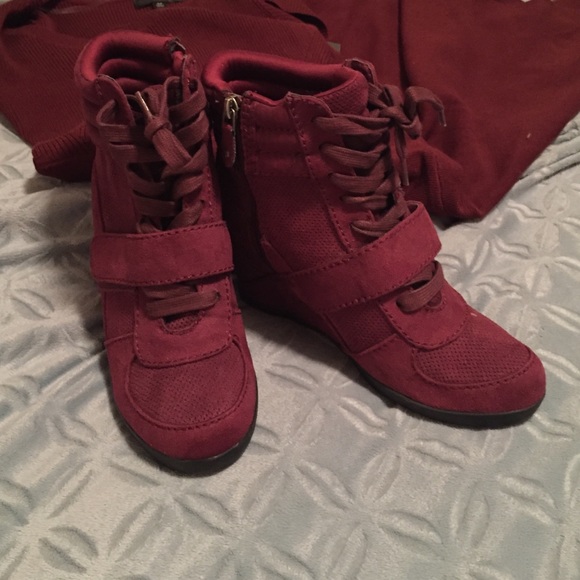 vera wang wedge sneakers