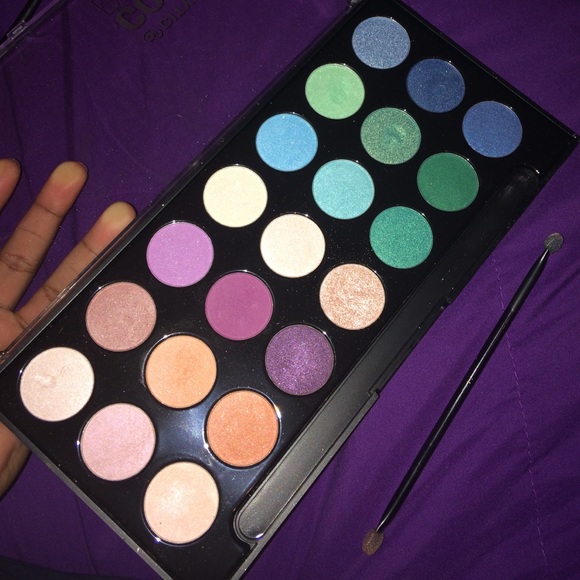 Eyeshadow Palette - Picture 2 of 3