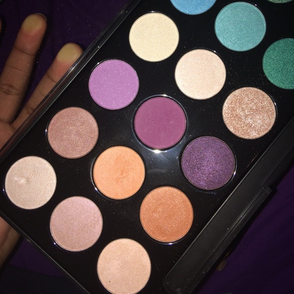 Eyeshadow Palette - Picture 3 of 3