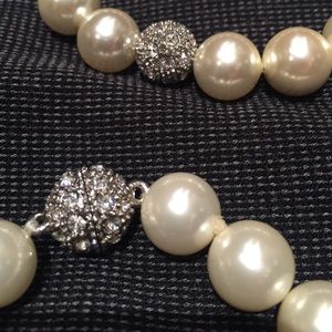 Gorgeous set of pearl necklace and bracelet