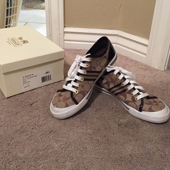 Tennis shoes