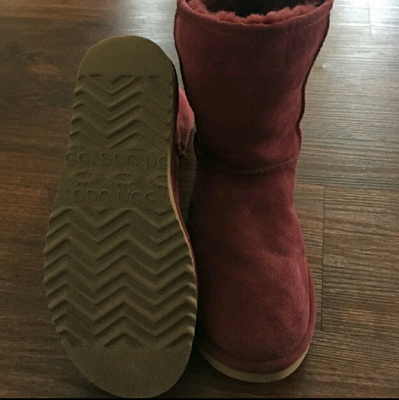 Authentic short uggs - Picture 2 of 4