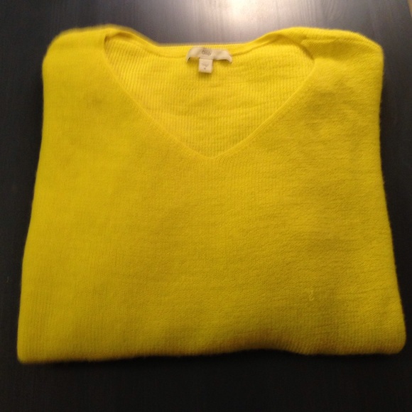 Yellow gap sweater
