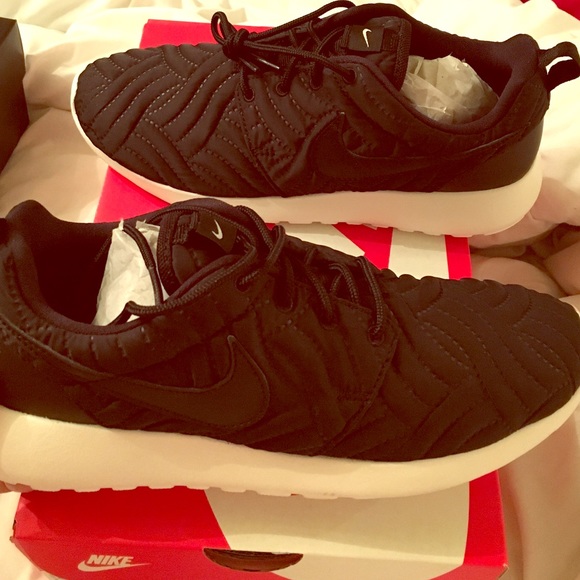 Nike Roshes black.