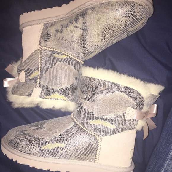 ✂️SOLD✂️ NWT Stylish Snakeskin Bailey🎀Button Uggs - Picture 1 of 3