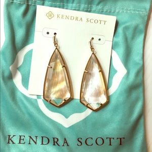 Kendra Scott Caroline earrings!