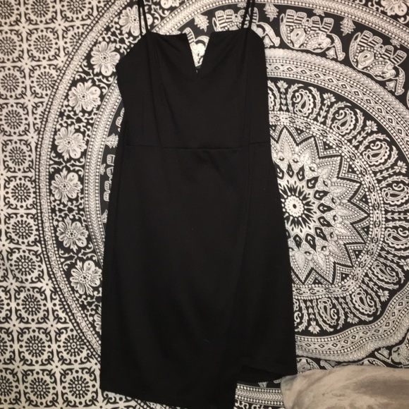 Guess Dresses & Skirts - Fitted black dress