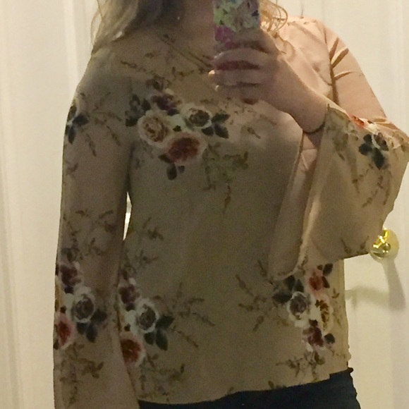Last 1!!! Medium Taupe Floral Blouse - Picture 5 of 5