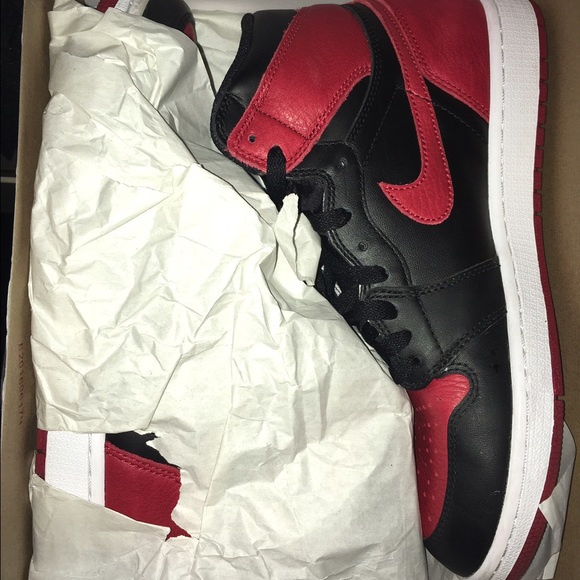 VNDS BANNED AIR JORDAN 1s