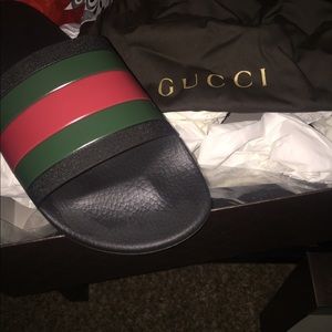 Men's Gucci flip flops