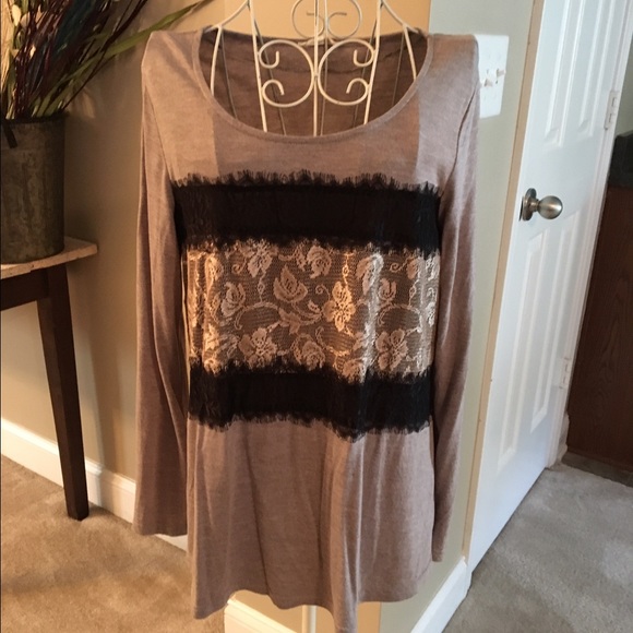 NWOT Sz Large Buckle Lace Appliqué L/S Top