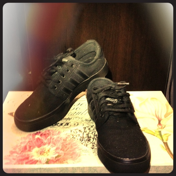 Adidas black shoes (Y) ✊🏼