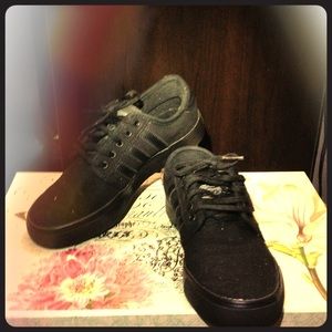 Adidas black shoes (Y) ✊🏼