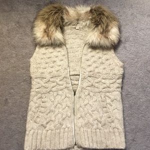 Sweater vest with fur collar
