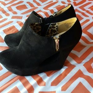 Black Wedges