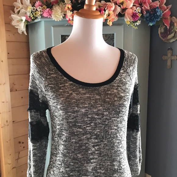 EYESHADOW Blouse w/LACE. ๐On CLEARANCE ๐๐ - Picture 2 of 4