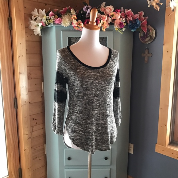 EYESHADOW Blouse w/LACE. ๐On CLEARANCE ๐๐ - Picture 3 of 4