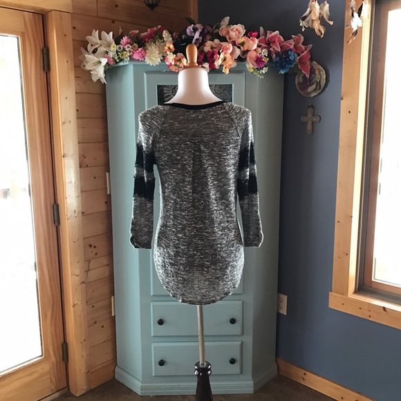 EYESHADOW Blouse w/LACE. ๐On CLEARANCE ๐๐ - Picture 4 of 4