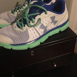 UnderAromor tennis shoes