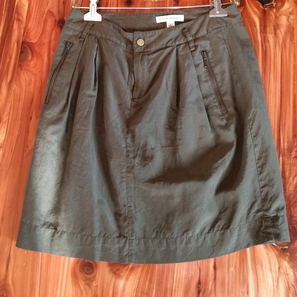 Banana Republic olive green skirt