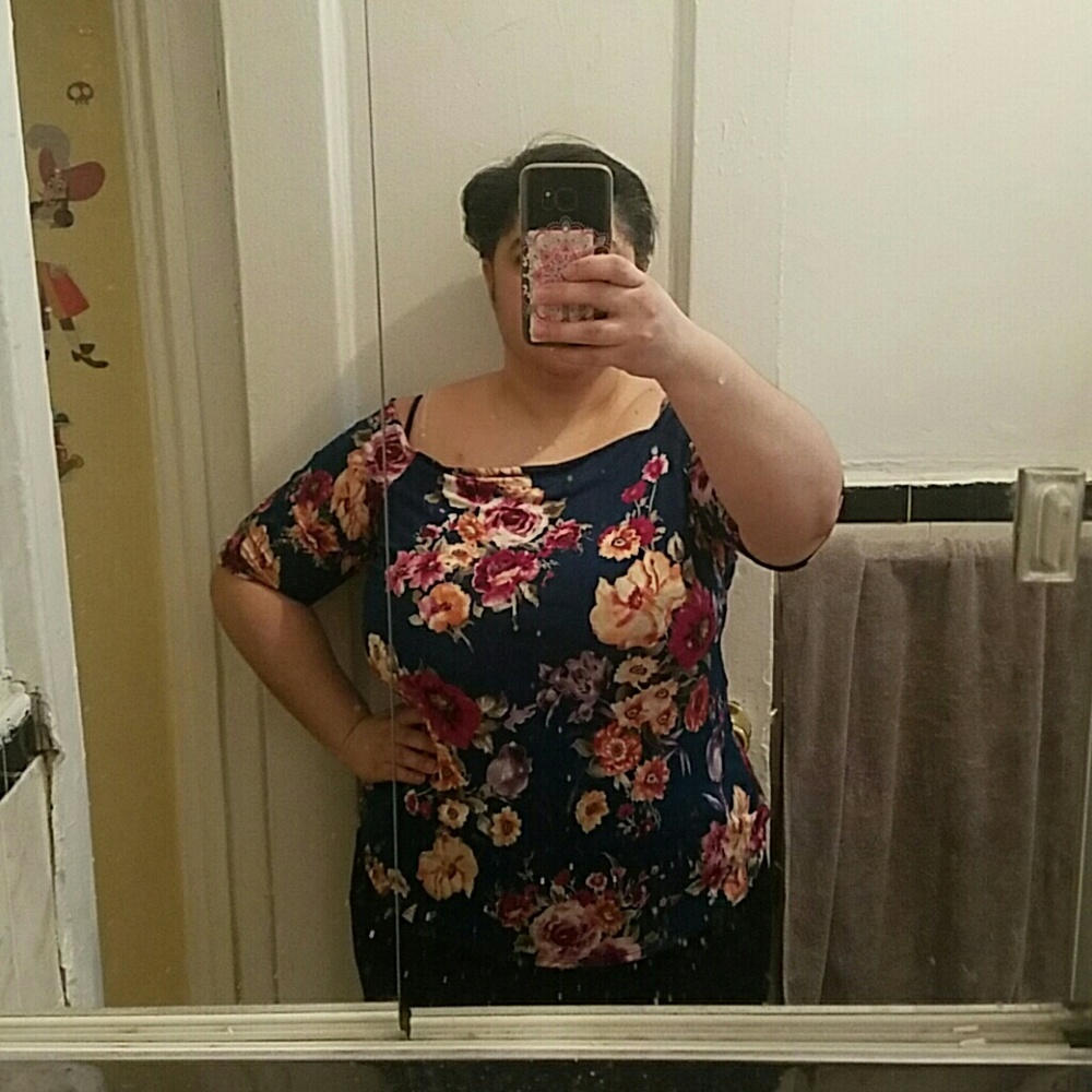 Off shoulder pretty floral top NWT 🎉🎉 - Picture 4 of 4